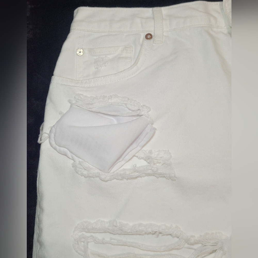 Free People• Optic White Distressed Button-Up Jean Shorts▪︎ Size 32 *NEW* - Picture 15 of 16